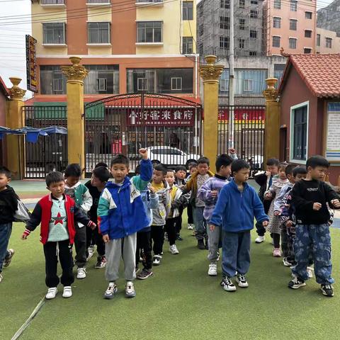 鸿鑫幼儿园今日篮球课汇报！