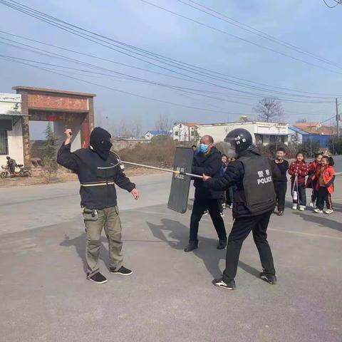 反恐防暴 联防联控 警钟长鸣——记驼人小学反恐防恐演练