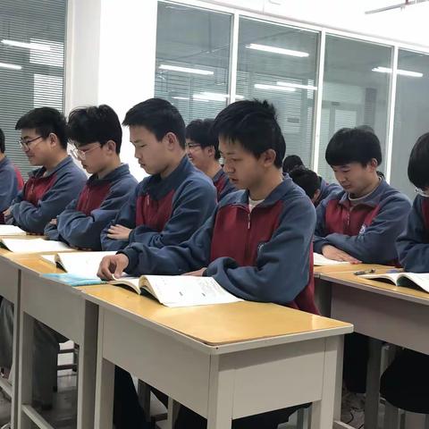 ［22级机电233班］——绿茵下欢声响，仲园内书香飘。