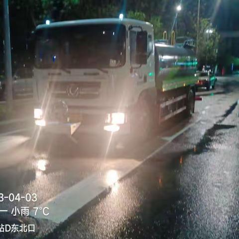 雨天不放松，加大夜间道路冲洗作业