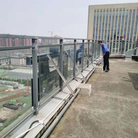 执法大队持续开展户外广告安全检查
