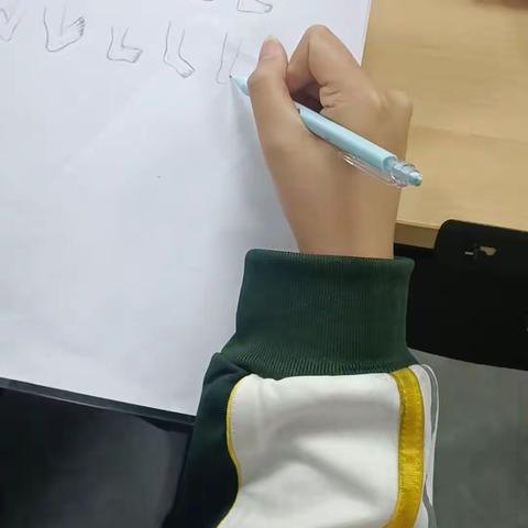 关爱学生幸福成长-肥乡区职教中心--信息工程系画画助于学生健康成长