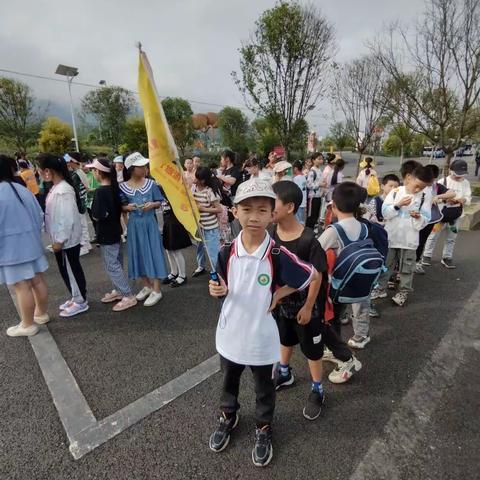 重庆三合小学三年级“辛勤耕种，劳动光荣”的研学主题实践活动