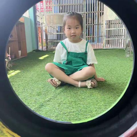 我是大风车幼儿园一园大二班的张子涵个人成长册