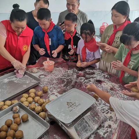 龙湖镇开展“月圆人团圆，家国共团圆”——“中秋国庆双节情意浓”主题实践活动