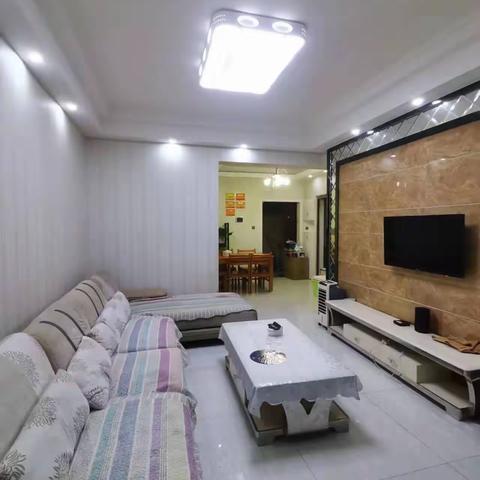 威尼斯套二，两台空调，房子有车位车位单独算，16800/年，房子漂亮，看房热线:15700641554