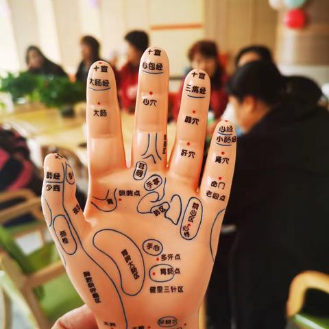 太古城社区居家养老服务站“中医荟萃之手部刮痧”健康知识讲座
