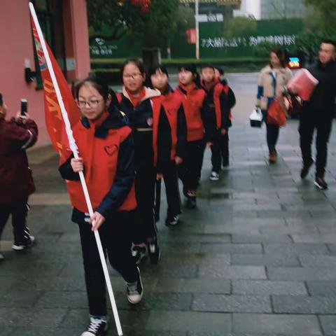 “雷锋”——雨季里的暖阳