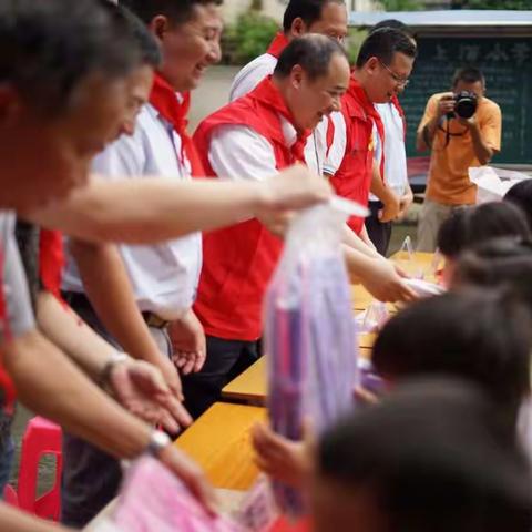 同一片蓝天话童年——“圆梦午餐”公益行动三周年探访