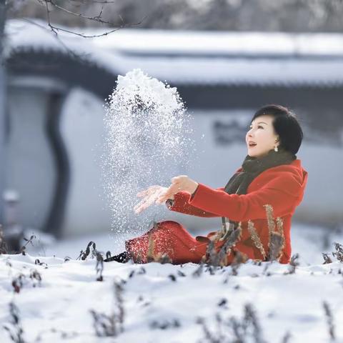 雪后初霁阳光至，寒色不遮万山翠