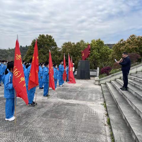 追寻先人足迹，传承民族精神——赤城中学举行清明节祭扫烈士墓活动