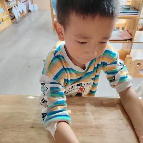 忆都时光幼儿园大一班成长小故事（彭英伟）