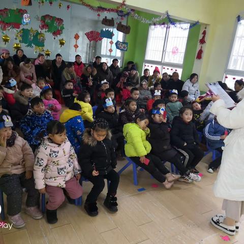 蓝天国际幼儿园大二班圆满结束了本学期的学习成长，现在我们一起来欣赏大二班本学期的学习展示吧！！