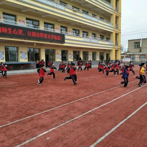 九原区沙河四小火灾应急逃生演练