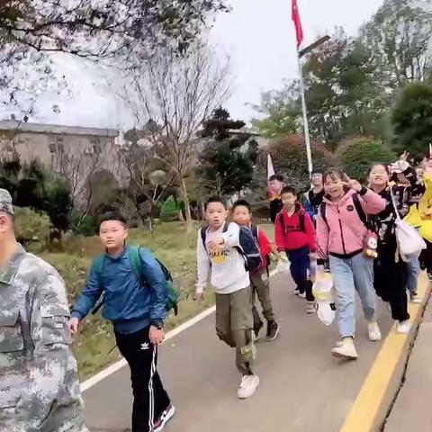 “拥抱秋天，快乐研学”2020年岩嘴中学六(3)班花果山研学之旅