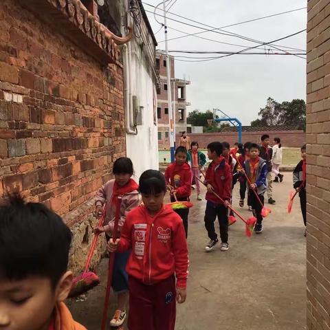 开展“小手拉大手”活动