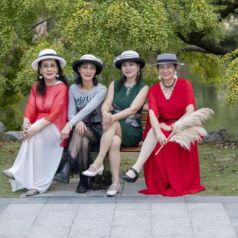 芦苇花开美人行