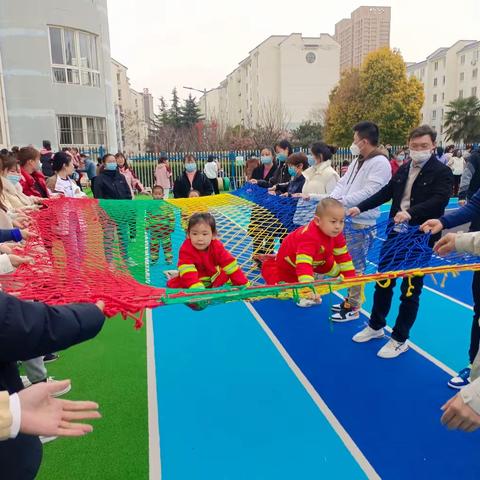 “大手拉小手，安全常相伴”－－－高陵区泾渭苑第二幼儿园消防亲子演练活动