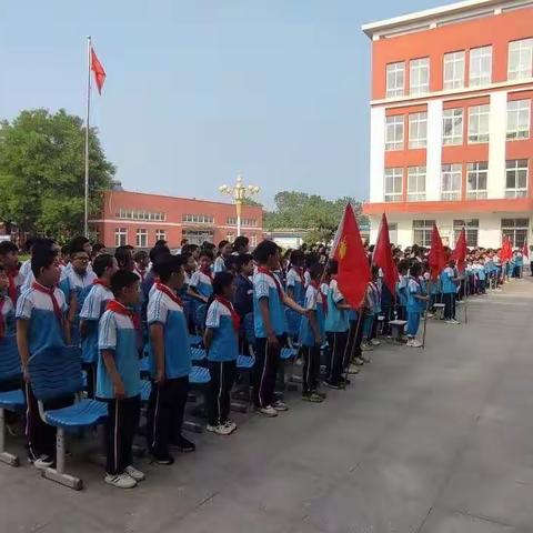 玫瑰学校举行2022级分批入队仪式暨“学习党的二十大，争做新时代好队员”宣讲活动