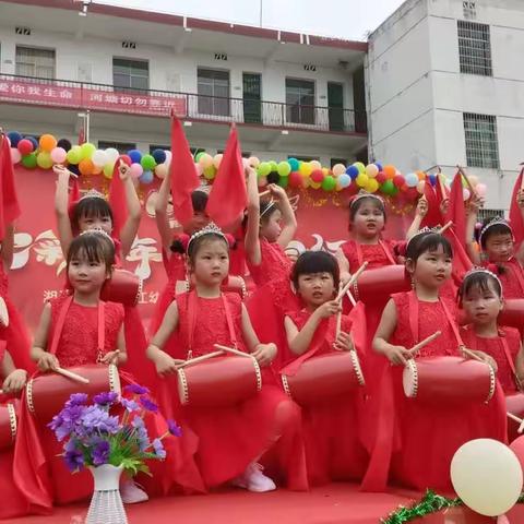 “七彩童年，筑梦同行”。童年是一首歌，让孩子们尽情绽放，童年是一幅画，让孩子们尽情描绘。