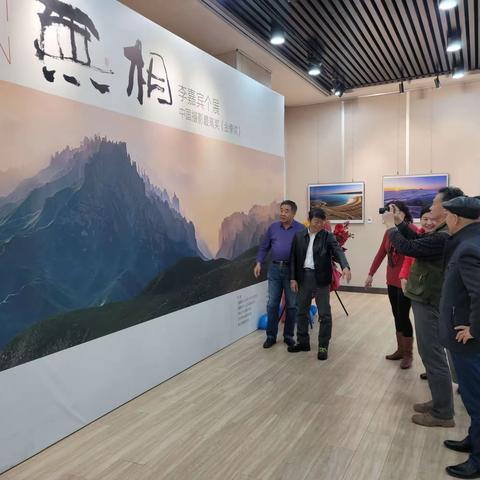 新疆铁路摄影协会组织协会会员参观李嘉宾摄影作品展