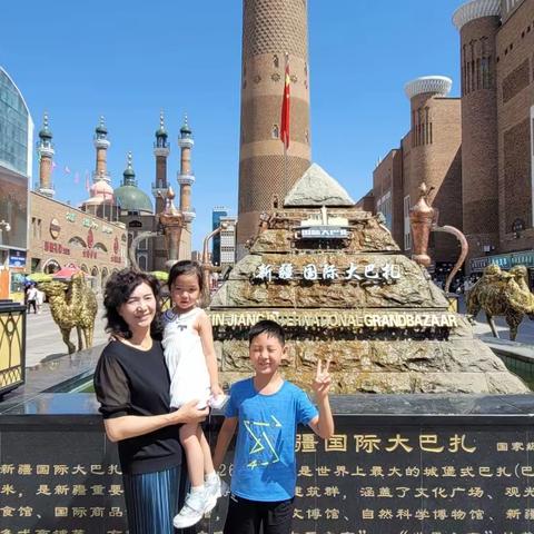 张珺尧和张书宁游览新疆国际大巴扎