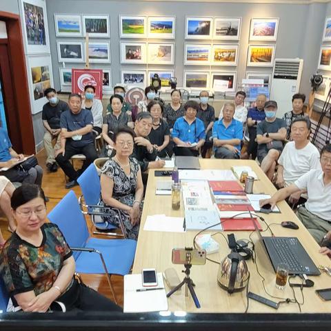 郑州铁路局摄影协会主席李洪远，于2022年7月31日应邀到乌铁局摄影协会开展摄影交流活动.