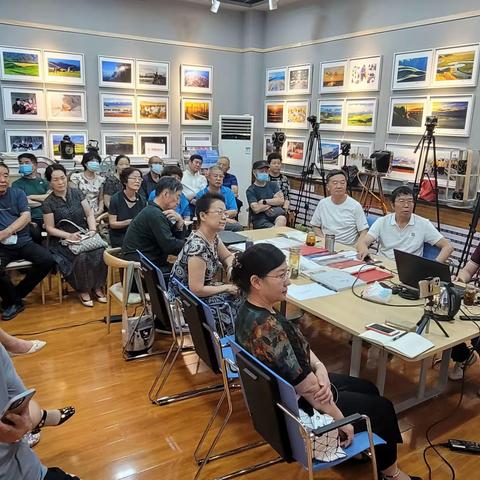 乌铁局摄影协会特邀请郑州铁路局摄影协会主席李宏源，到路局摄影工作室进行摄影交流活动。