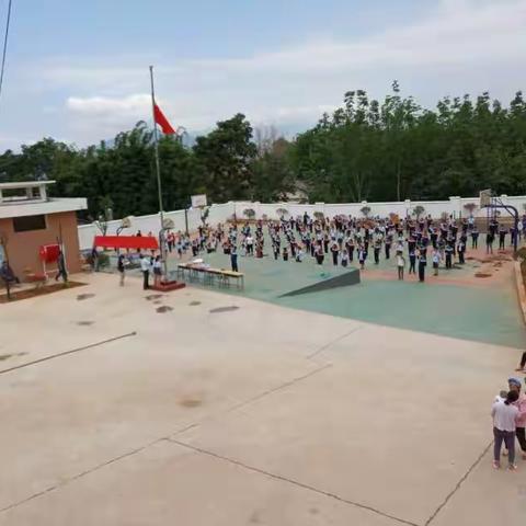 “六一”的旱谷小学阔步昂扬