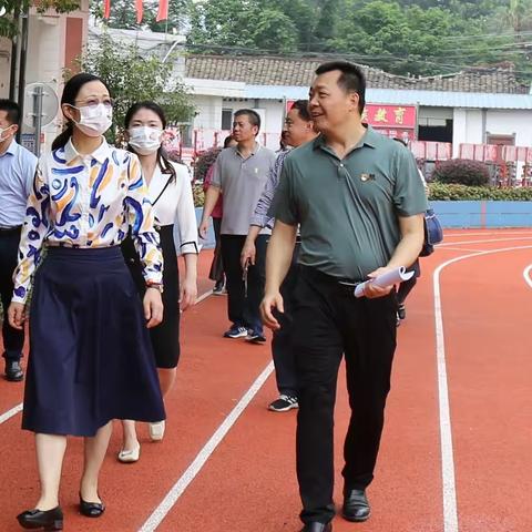 贵港市民宗委、港北区统战部领导到市民族中学调研