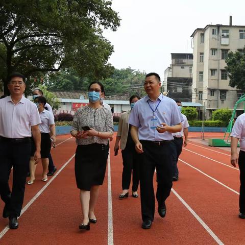 贵港市市委副书记胡晶波到贵港市民族中学调研