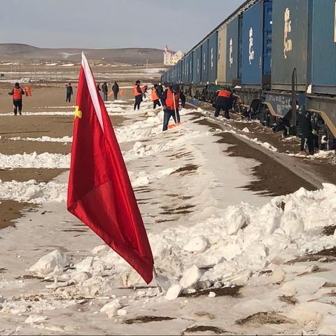 货运车间持续清理积雪