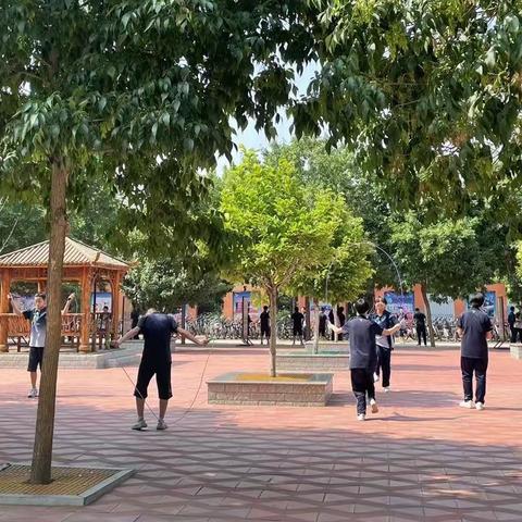 操场绳飞扬，欢乐溢校园——无极县实验初级中学教育集团八年级课间跳绳活动进行时