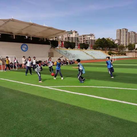 脚下的激情，脸上的快乐——记横峰县实验小学四年级组秋季足球联赛