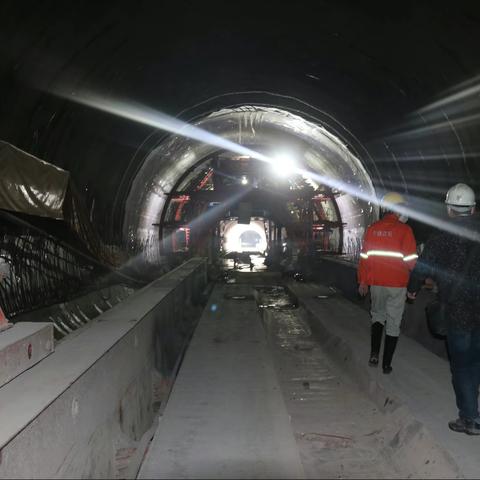 贵南客专一分部隧道工点全部顺利贯通