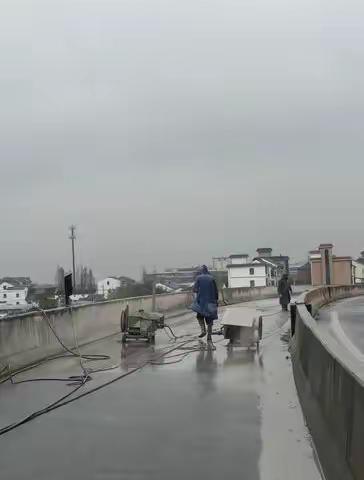 西安渭南咸阳铜川宝鸡绳锯切割联系预约咨询电话13630286609西安诚信水钻打孔施工队，桥梁支撑梁防撞梁切割