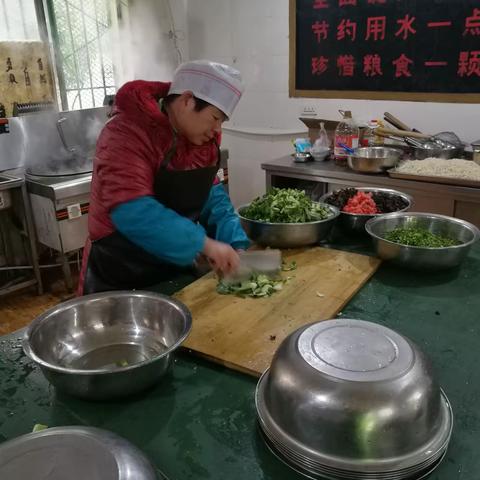 田阜侯村小学营养午餐纪实-规范操作确保安全