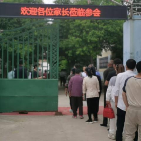 家校共建，师生同行-侯村小学期中考试家长会