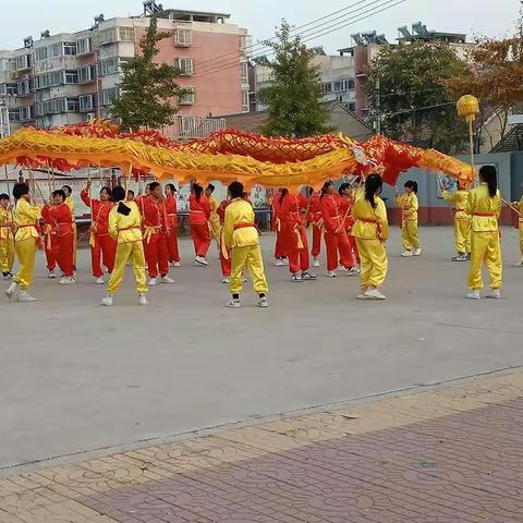 丰登坞镇中心学校迎接市政府履职评价拉练活动纪实