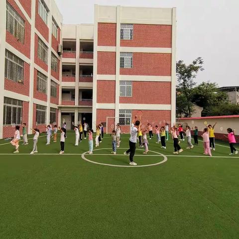 羽球飞扬 快乐舞动—泸县龙城俱乐部喻寺小学分训点1—5年级班训练花絮（10）