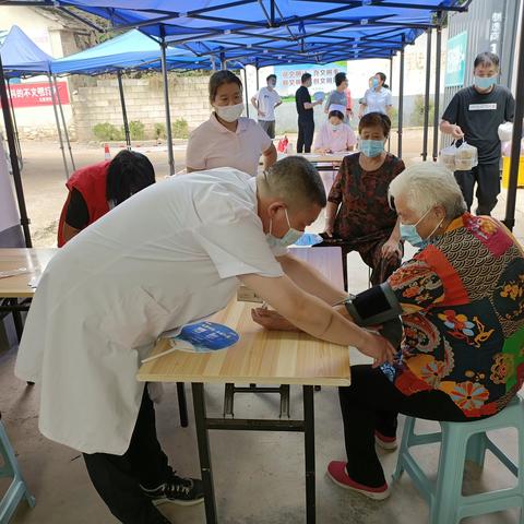 北集坡街道河滨社区，接送居民打疫苗 便民服务暖人心