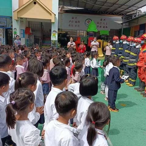 开远市小龙潭新龙幼儿园“牢记消防安全，健康伴我成长”消防车进校园活动