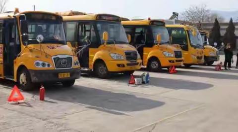 校车“体检”迎开学 强管理严把校车安全关