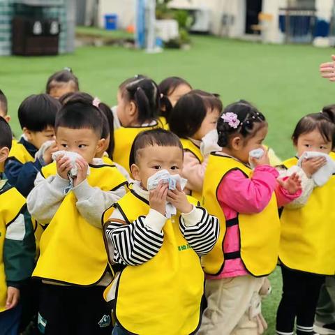 以演筑防  护幼成长——绵竹市天河幼儿园消防应急疏散演练