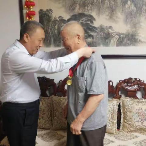 杨庄社区上门颁发光荣在党50年纪念勋章活动