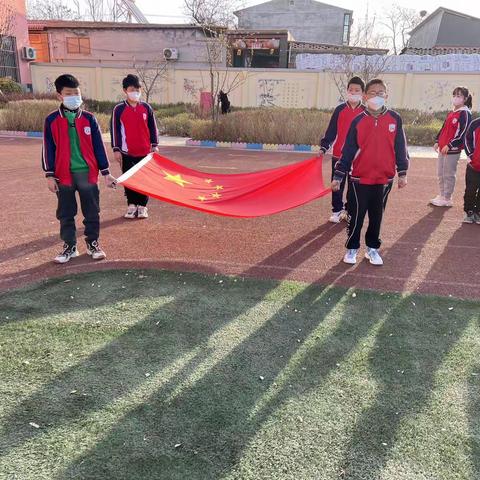南洼小学‘’爱绿护绿，争做护绿小卫士‘’升旗仪式