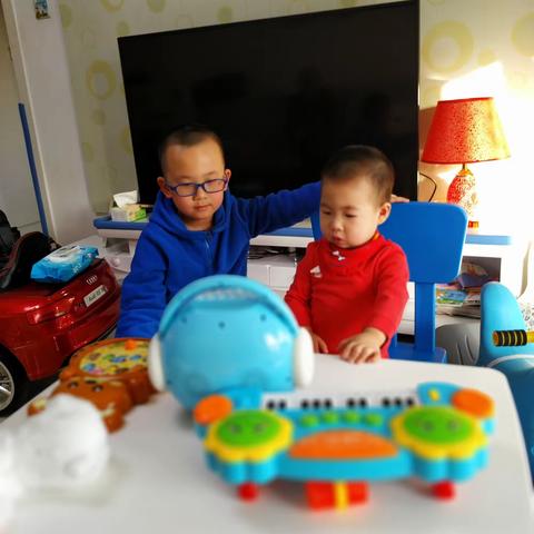 记录外孙与小孙子快乐的一瞬间