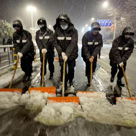 武昌城管执法大队每日45人队伍24小时应急备勤， 初六晚迎来首场雪，可即时出战