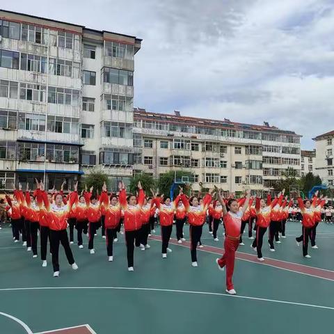 潞州中学386班迎国庆队列队形及广播体操比赛