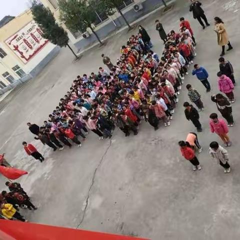 星星火炬，照我前行。瓦亭石营小学隆重举行2021级新生少先队入队仪式。